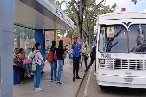 Usuarios del transporte reportan cobro ilegal del pasaje y pocas unidades en horas picos