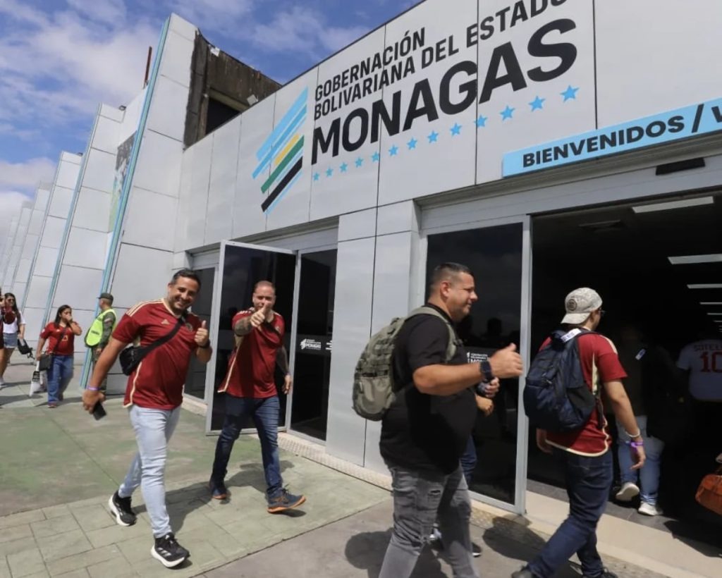 Comienza a llegar vuelos con fanáticos de La Vinotinto en Maturín