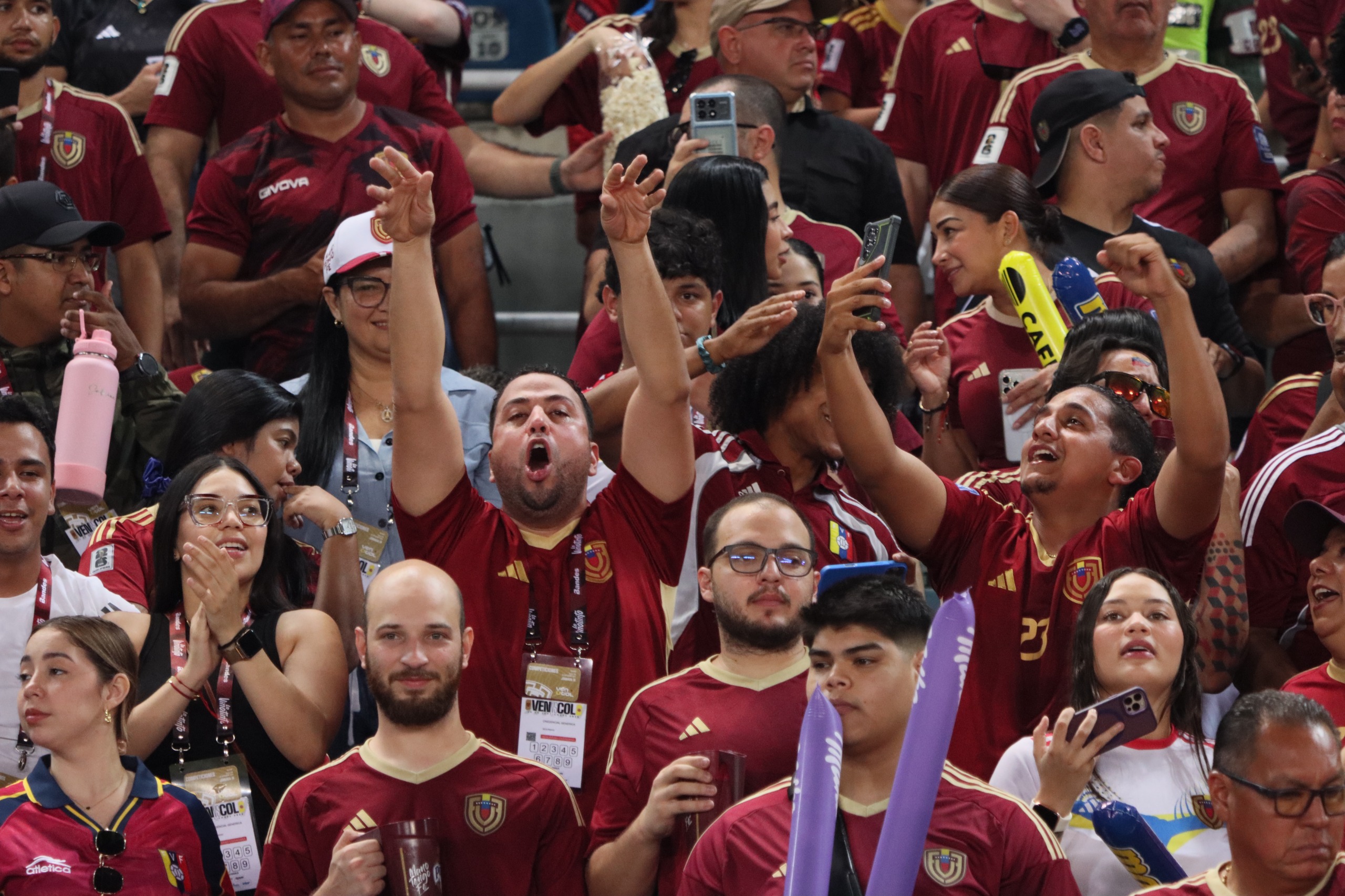 Fanáticos apoyan a La Vinotinto tras el fin del sueño mundialista