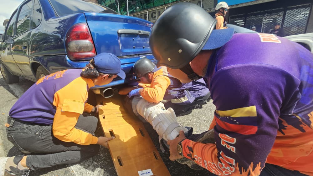 Con un simulacro, Protección Civil Maturín advierte sobre los peligros de usar el celular al conducir moto