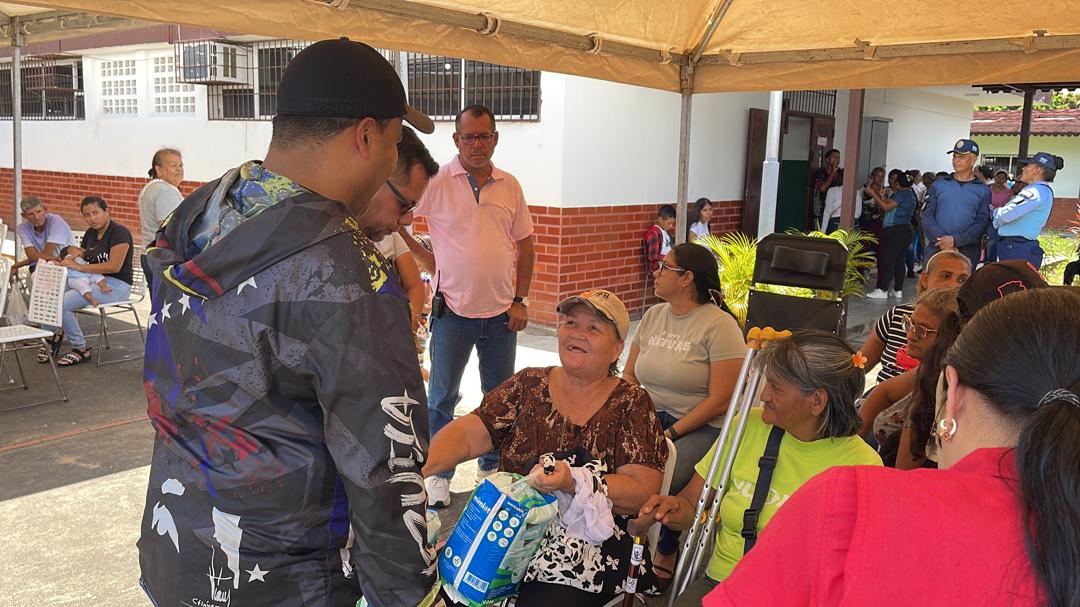 En El Furrial la Gran Misión Abuelos y Abuelas de la Patria entregó medicinas y lentes, así como atención a las mascotas y servicio de peluquería.