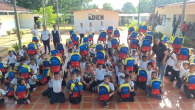 185 niños de Santa Bárbara reciben morrales escolares para el nuevo año académico
