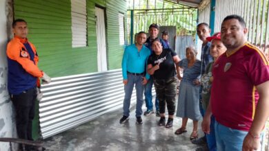 12 familias del municipio Bolívar reciben ayuda tras ser afectadas por fuertes vientos