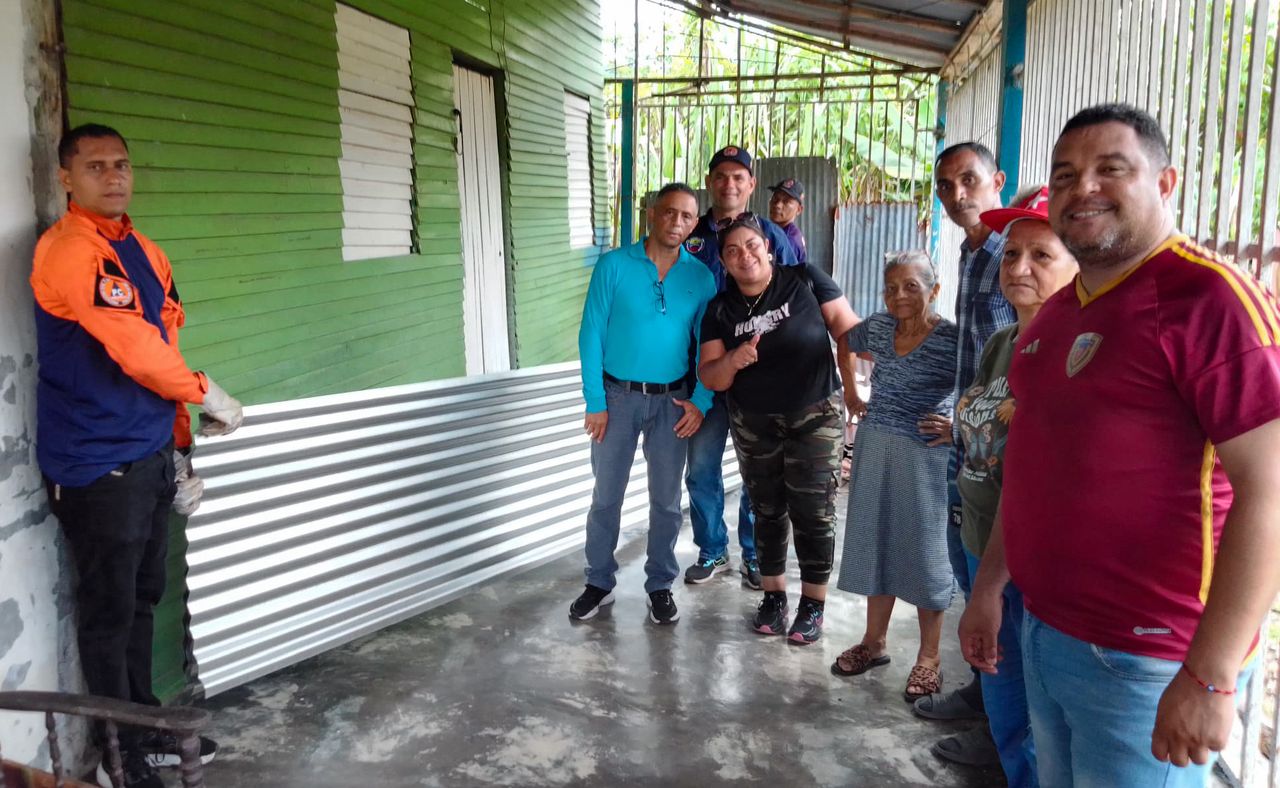 12 familias del municipio Bolívar reciben ayuda tras ser afectadas por fuertes vientos