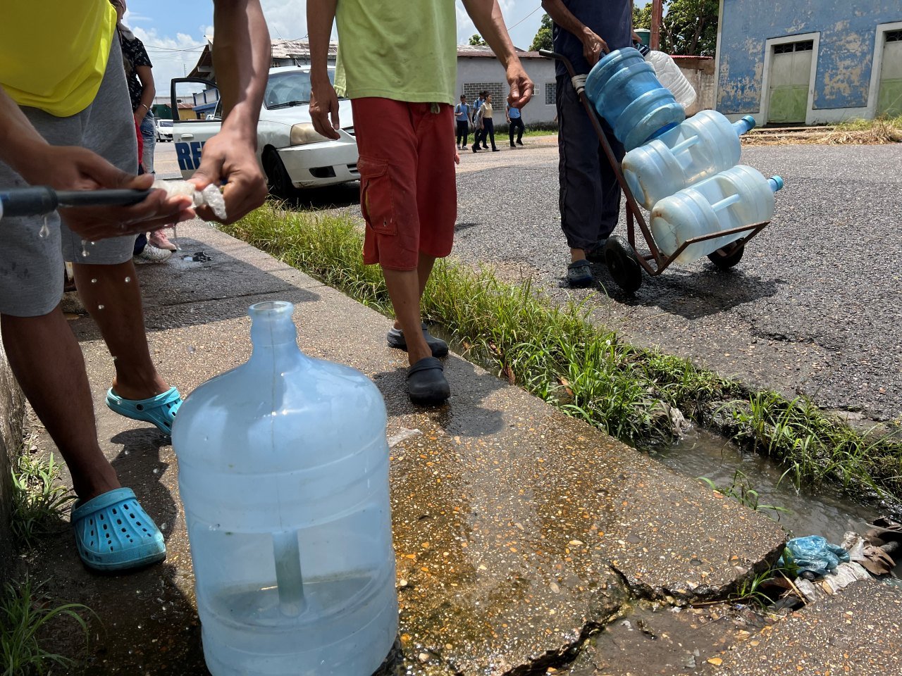 Vecinos de la calle El Tubo viven sin una gota de agua por las tuberías