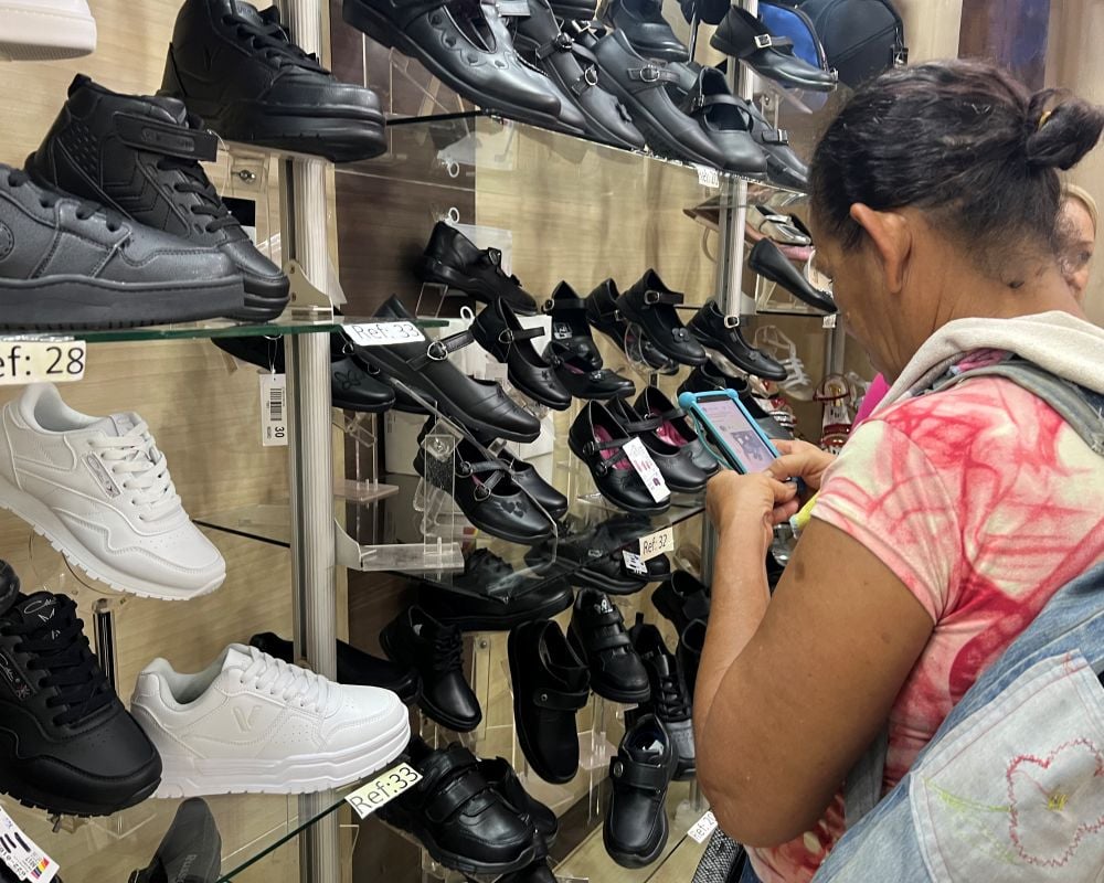 Maturineses continúan comprando útiles y uniformes para el regreso a clases