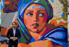 El venezolano Óscar Olivares lleva su arte ecológico a Alemania con un impresionante mural de tapas