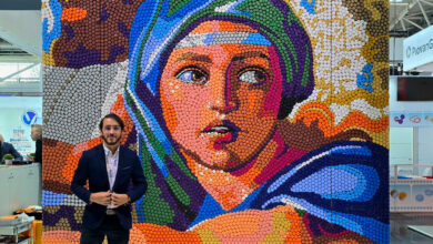El venezolano Óscar Olivares lleva su arte ecológico a Alemania con un impresionante mural de tapas