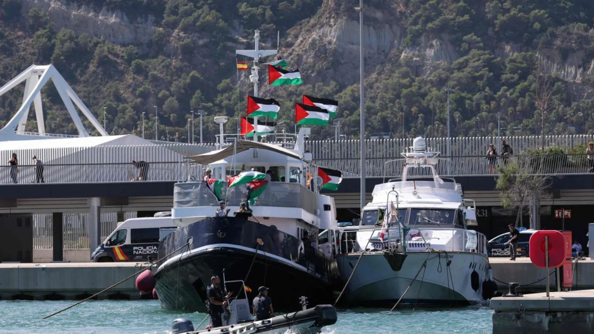 Barco de una flotilla con activistas, incluida Greta Thunberg, sufre un ataque con dron