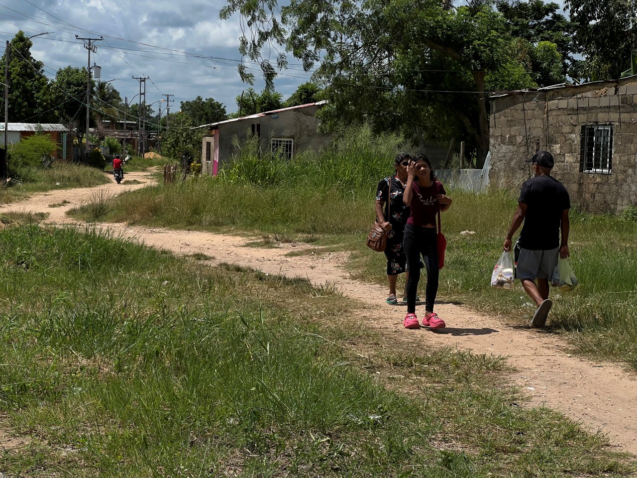 Más 300 habitantes de Villa de La Floresta piden atención en los servicios básicos