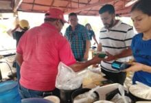 Vendedores de cachapas en la perimetral de Las Brisas del aeropuerto reportan aumento en sus Ventas.