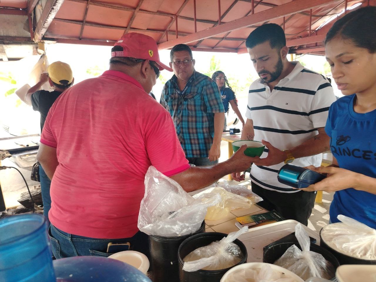 Vendedores de cachapas en la perimetral de Las Brisas del aeropuerto reportan aumento en sus Ventas.
