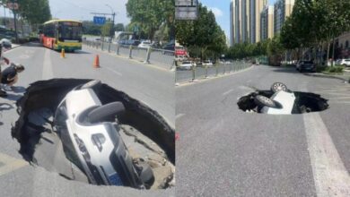 Un enorme agujero se abre en una carretera de China y un vehículo cae dentro con cuatro personas