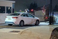 Hombre es detenido tras estrellar su auto en la sede del FBI en Pittsburgh