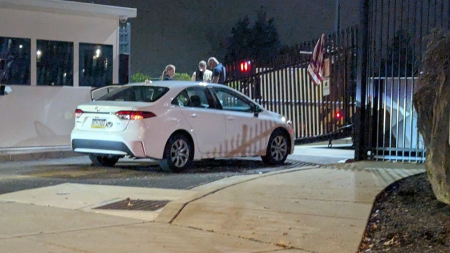 Hombre es detenido tras estrellar su auto en la sede del FBI en Pittsburgh