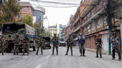 El Ejército de Nepal impone toque de queda nacional tras protestas que dejan al menos 25 muertos.