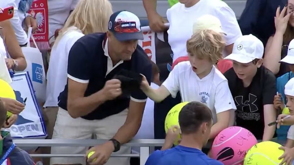 Director ejecutivo se disculpa por arrebatarle gorra a un niño en el US Open