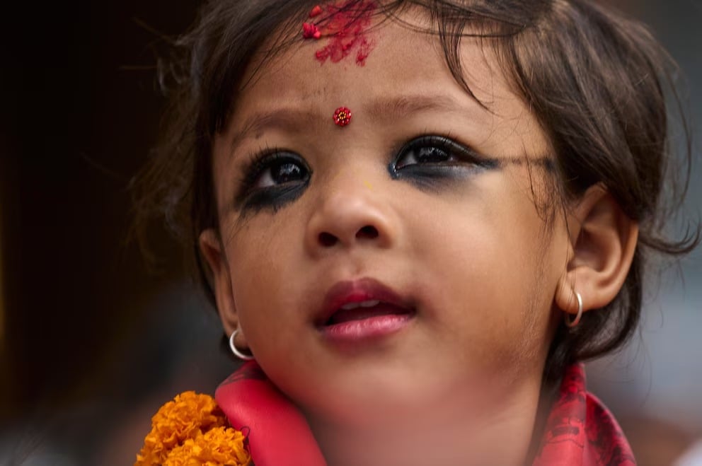 Una niña de dos años se convierte en la nueva "diosa viviente" de Nepal: Así es la rigurosa tradición de la Kumari