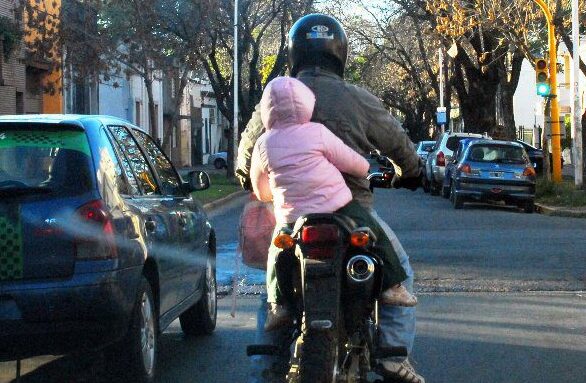 INTT refuerza seguridad vial: niños menores de 10 años ya no podrán viajar en moto