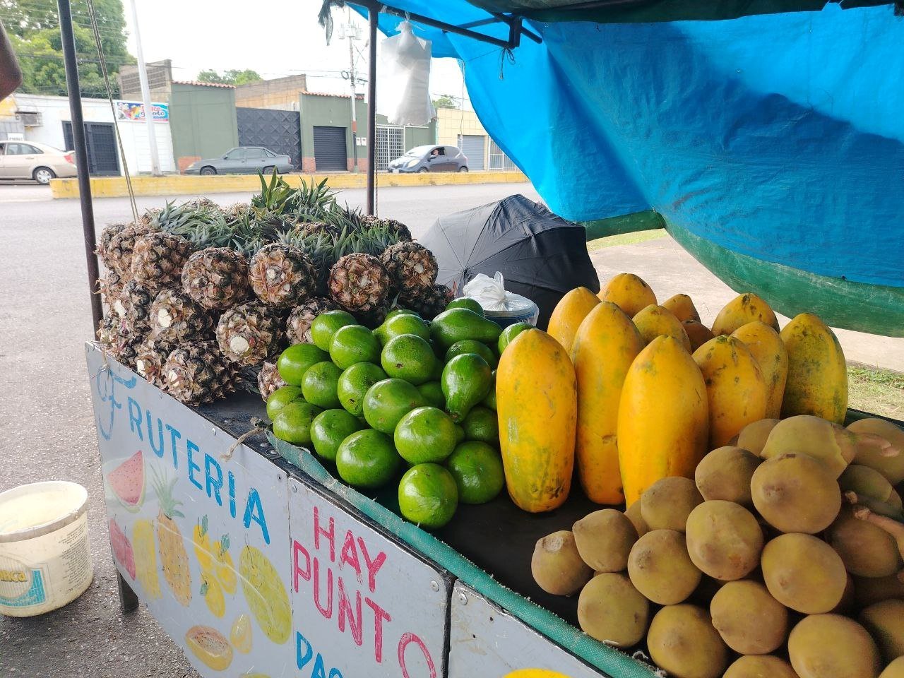 Padres priorizan frutas en meriendas escolares para sus hijos a pesar del alto precio.