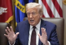 La aprobación de Trump cae entre votantes latinos por su manejo de la economía