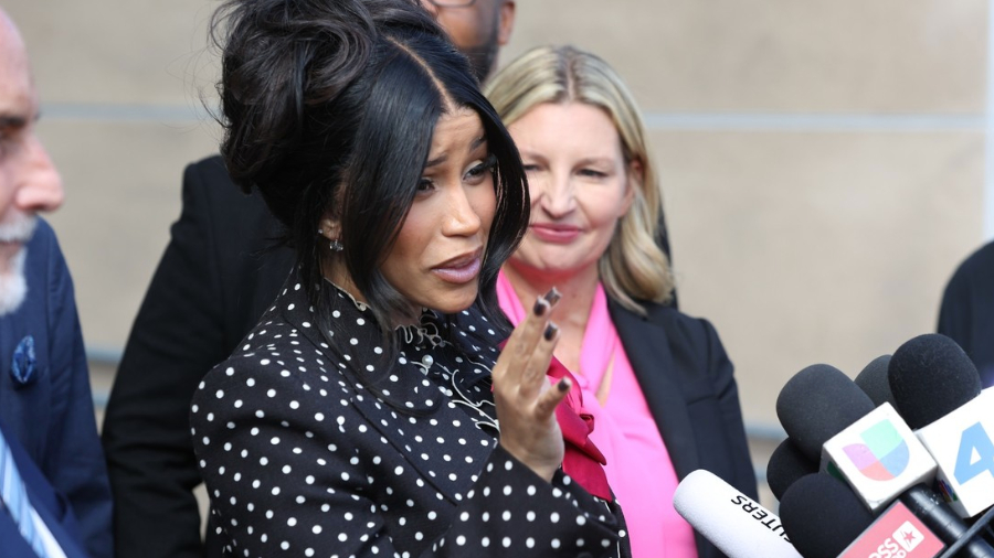 Cardi B lanza bolígrafo a un hombre durante juicio tras preguntas sobre su posible embarazo