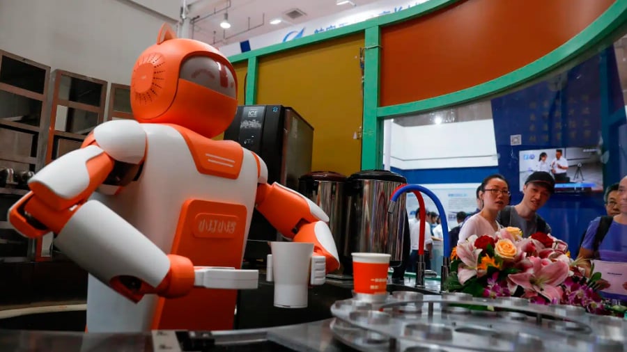 China lanza un servicio de entrega con un perro robot que transporta y un humanoide que saluda