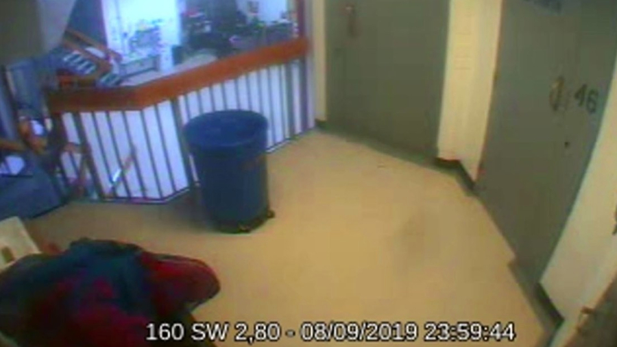 Documentos del caso Epstein incluyen nuevo video que revela un "minuto perdido" de su muerte