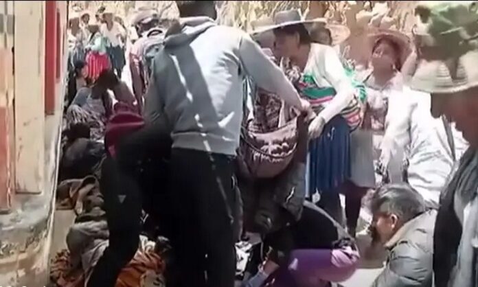 16 víctimas mortales tras caer un autobús a 600 metros de profundidad en Bolivia
