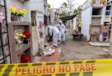 Una mujer fue sorprendida profanando la tumba de su allegado para bañarlo y cambiarle de ropa