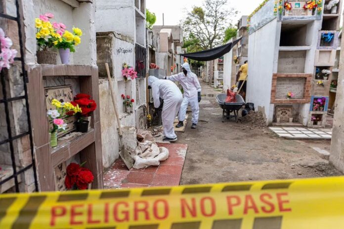 Una mujer fue sorprendida profanando la tumba de su allegado para bañarlo y cambiarle de ropa
