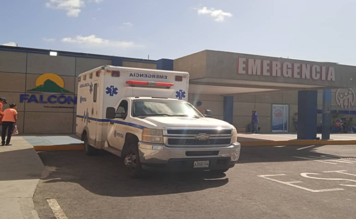 Joven de 22 años fue atacado en el estacionamiento de un supermercado en Punto Fijo