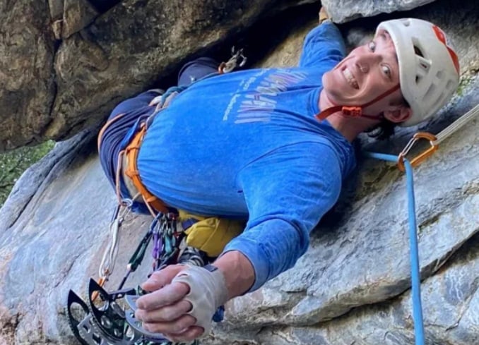 El influencer Balin Miller muere al caer desde una montaña rocosa mientras transmitía en vivo