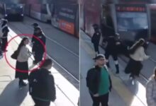 Guardia de seguridad salva a mujer con auriculares de ser atropellada por un tranvía en Turquía