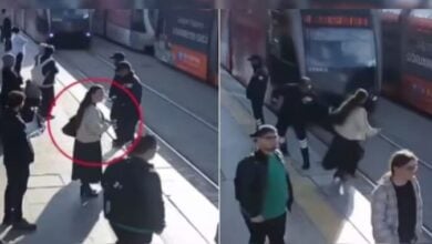 Guardia de seguridad salva a mujer con auriculares de ser atropellada por un tranvía en Turquía