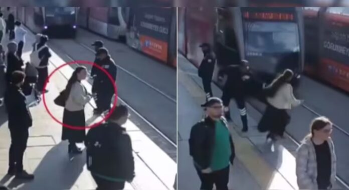 Guardia de seguridad salva a mujer con auriculares de ser atropellada por un tranvía en Turquía
