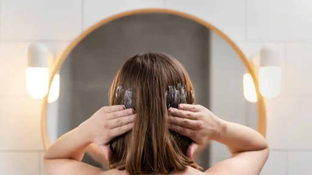 lisa tu cabello sin plancha ni químicos con esta mascarilla casera de aloe vera, aguacate y miel