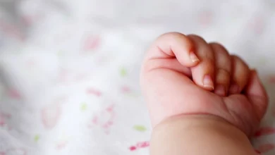 Bebé de 21 días muere al ser presuntamente arrojada por su hermana de 5 años desde un cuarto piso en Rusia