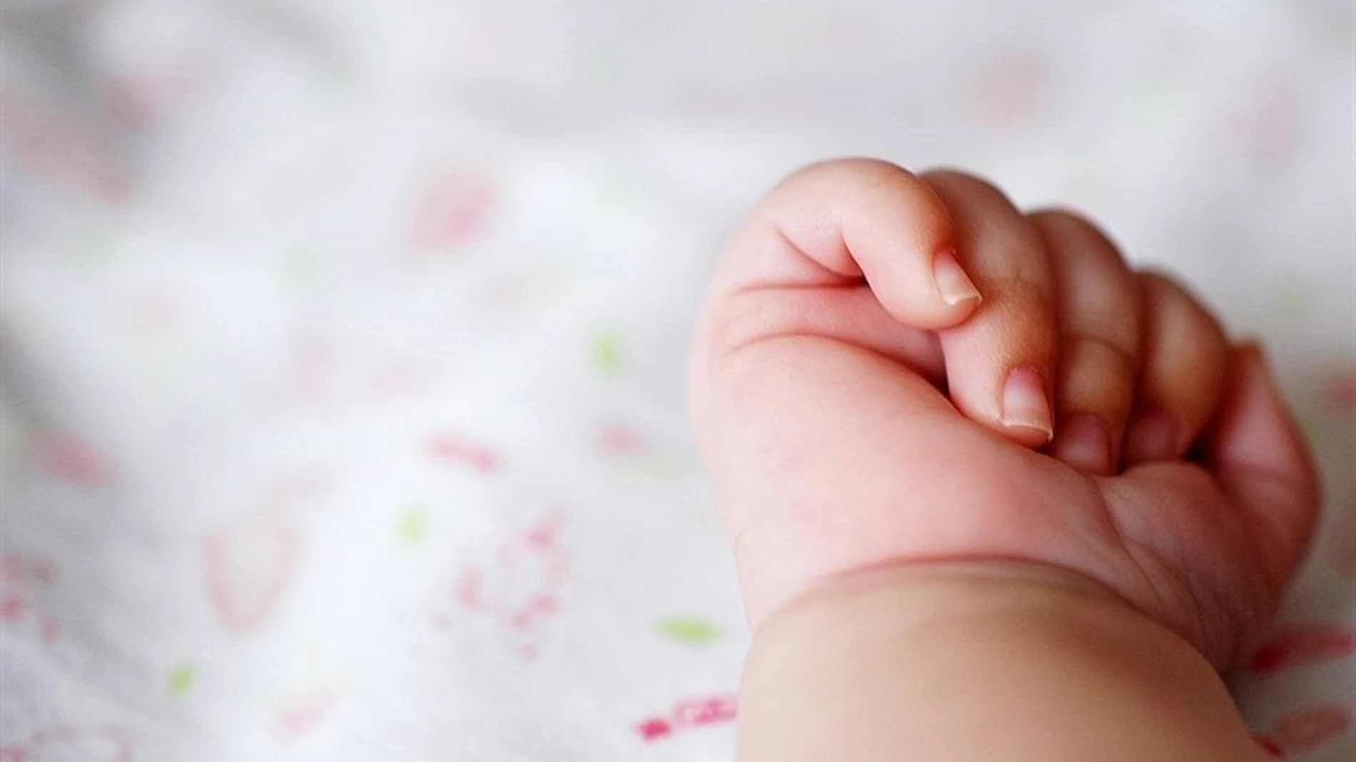 Bebé de 21 días muere al ser presuntamente arrojada por su hermana de 5 años desde un cuarto piso en Rusia