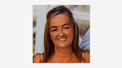 Mujer muere electrocutada en Dublín por usar el móvil cargando en la bañera