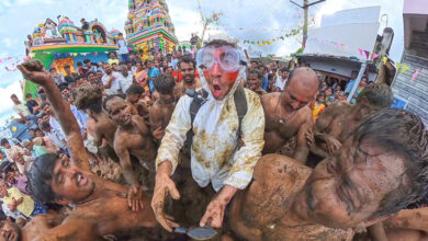 Así fue el festival Gorehabba en la India donde se lanza excremento de vaca, según video viral