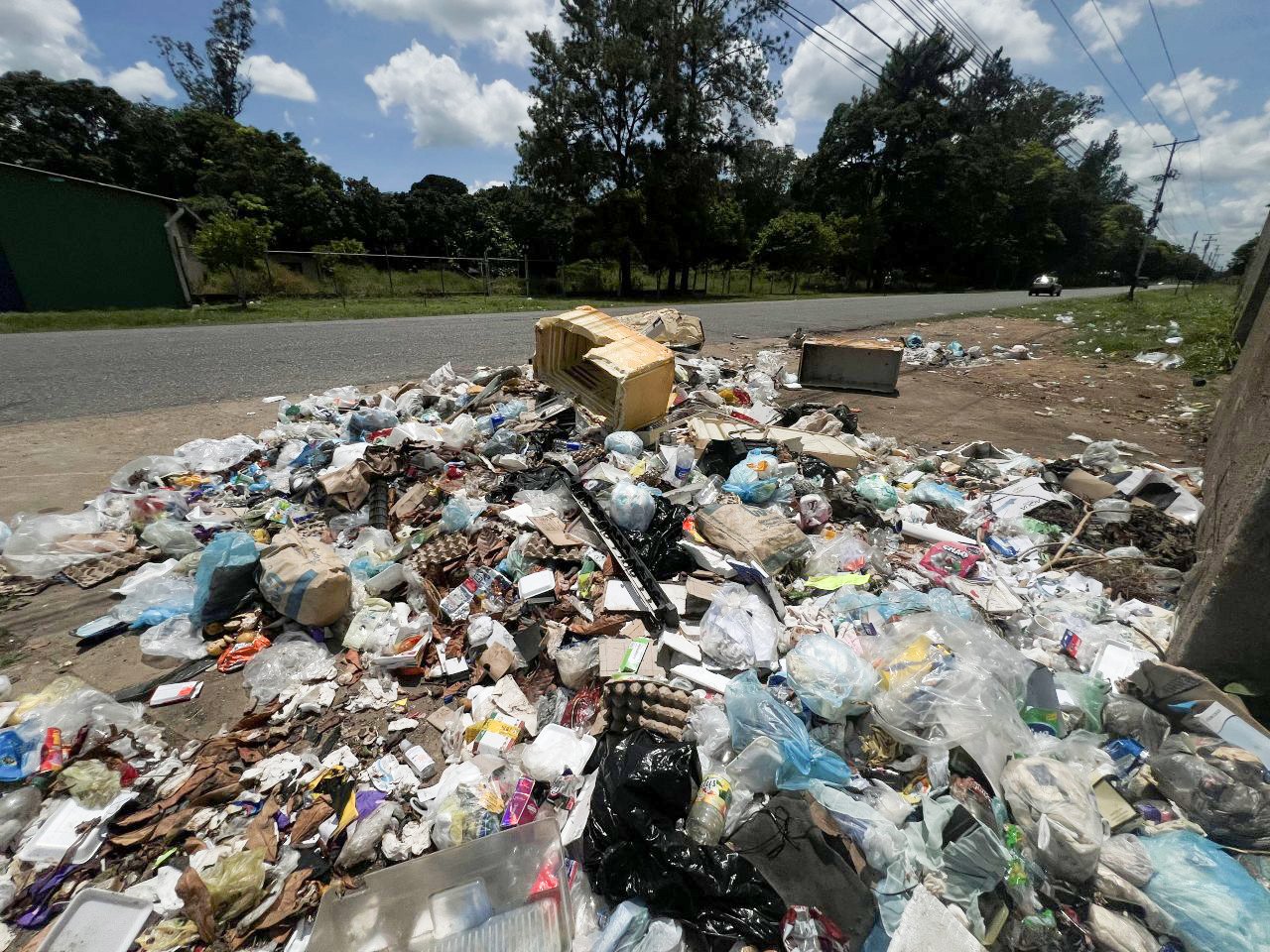 Los habitantes del sector Pararí de La Pica exigen contenedores ante colapso de basura.
