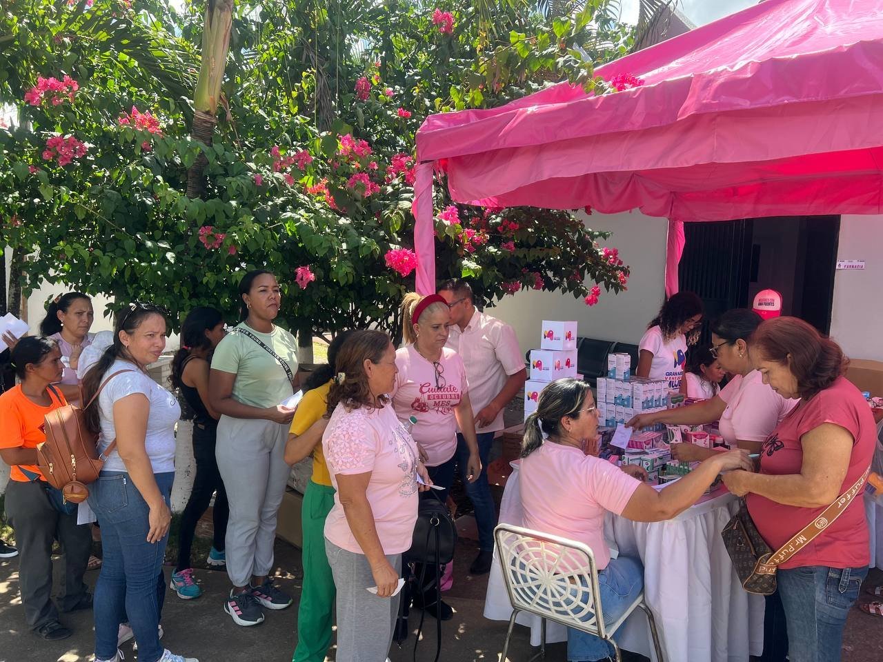 Atienden a más de 1000 mujeres con jornada integral por el Mes Rosa.