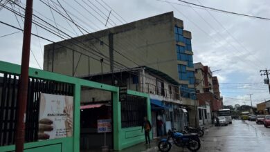 Explosión de transformador deja sin luz por más de 12 horas a comercios en la calle Chimborazo