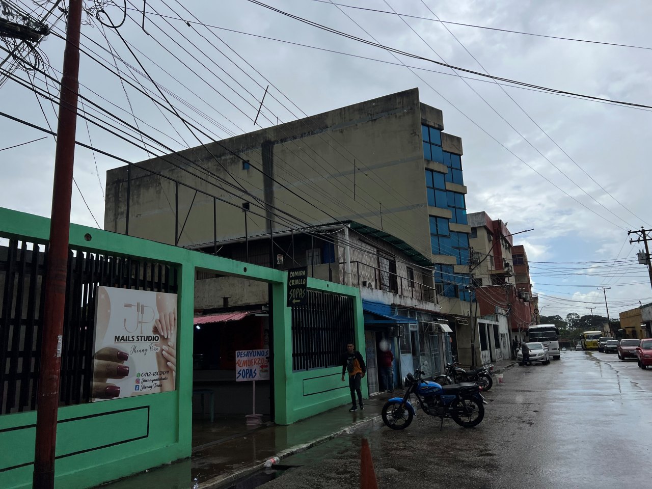 Explosión de transformador deja sin luz por más de 12 horas a comercios en la calle Chimborazo