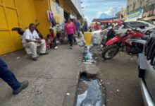 Comerciantes de la calle Cedeño se ven afectados por desborde de aguas servidas