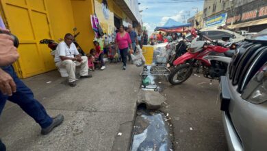 Comerciantes de la calle Cedeño se ven afectados por desborde de aguas servidas