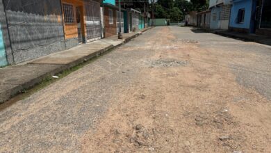 Como un colador: llena de huecos está la calle 6 de Las Cocuizas