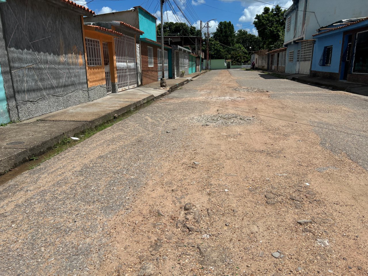 Como un colador: llena de huecos está la calle 6 de Las Cocuizas