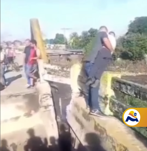 VIDEO: Habitantes arriesgan sus vidas en el puente de Cumanacoa